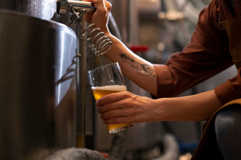 vue latérale d'un homme travaillant à l'usine de bière